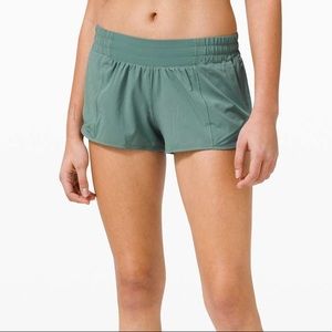 Lululemon RARE Hotty Hot Size 6 2.5”